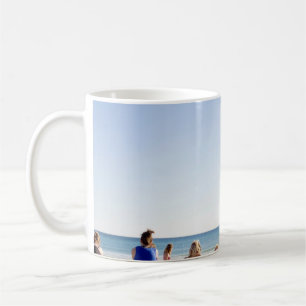 Caneca De Café Pessoas em areias brancas perto da praia