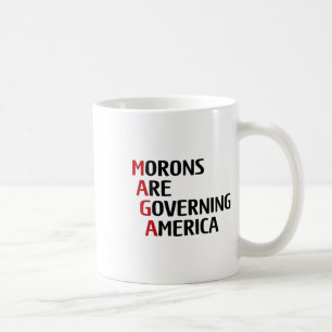 Caneca De Café Pessoas Estúpidas e Engraçadas Estão Governando a