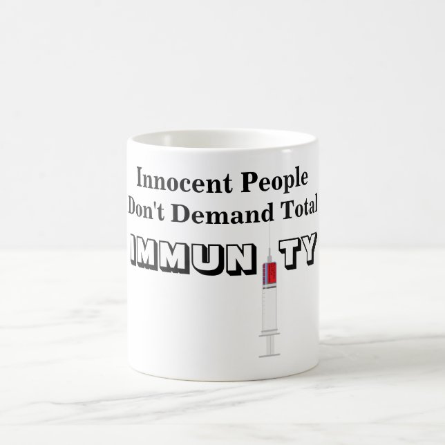 Caneca De Café Pessoas inocentes não exigem IMUNIDADE total (Centro)