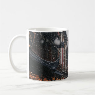CANECA DE CAFÉ PESSOAS QUE ANDAM ENTRE RUAS CONCRETAS PRETA E MAR