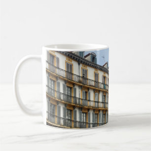 CANECA DE CAFÉ PESSOAS QUE ANDAM PERTO DA CONSTRUÇÃO CONCRETA D
