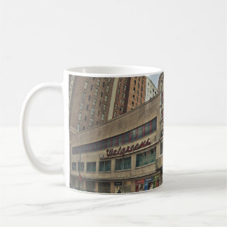 CANECA DE CAFÉ PESSOAS QUE ANDAM PERTO DE EDIFÍCIOS DURANTE O DIA