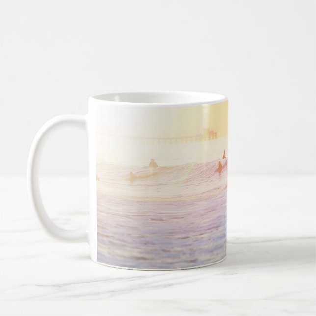 Caneca De Café Pessoas surfando na praia (Esquerda)
