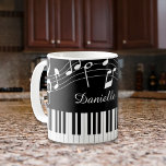 Caneca De Café Piano Music Notes Script Nome Preto<br><div class="desc">Mug moderno e na moda com teclado de piano e notas de música em preto e branco personalizado com um nome em um estilo de fonte de script manuscrito editável. Ideal para professores de música, músicos e profissionais de música. ALTERAÇÕES: Você pode alterar a cor preta do plano de fundo...</div>