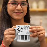 Caneca De Café Piano Music Notes Script Nome Preto<br><div class="desc">Mug moderno e na moda com teclado de piano e notas de música em preto e branco personalizado com seu nome em um roteiro manuscrito. Ideal para professores de música, músicos e profissionais de música. ALTERAÇÕES: Você pode alterar a cor branca do plano de fundo ou o estilo, cor, tamanho...</div>
