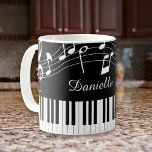 Caneca De Café Piano Music Notes Script Nome Preto<br><div class="desc">Mug moderno e na moda com teclado de piano e notas de música em preto e branco personalizado com um nome em um estilo de fonte de script manuscrito editável. Ideal para professores de música, músicos e profissionais de música. ALTERAÇÕES: Você pode alterar a cor preta do plano de fundo...</div>