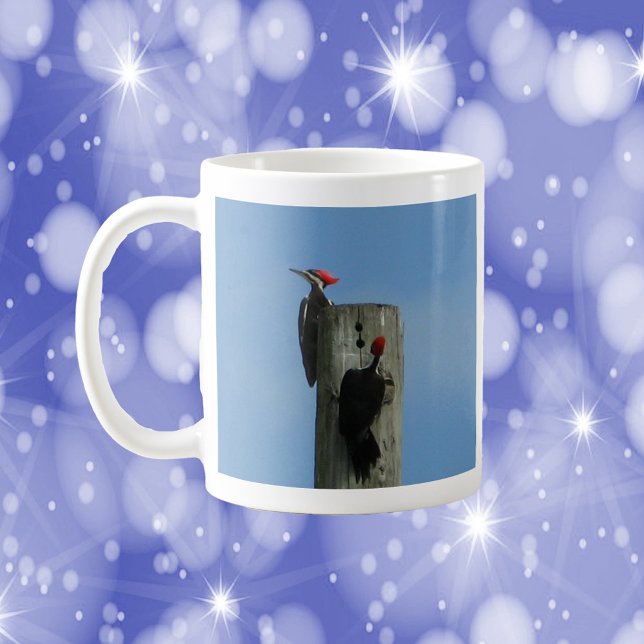 Caneca De Café Pica-pau em um Polo (A mug with a photograph of two woodpeckers on a pole)