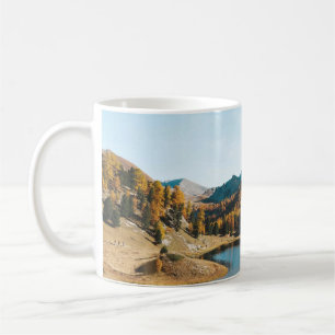 CANECA DE CAFÉ PINAS ÁRVORES PERTO DO LAGO