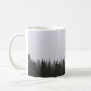 CANECA DE CAFÉ PINAS VERDES SOB O CÉU BRANCO