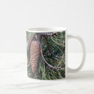 Caneca De Café Pinecone no pinheiro
