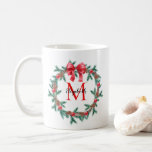 Caneca De Café Pinecone Russo | Monograma da Terra de Natal Baubl<br><div class="desc">Pinheiros rústicos e clássicos,  coroa de Natal com pinecones,  bagas e estrelas de bolhas e um grande arco vermelho.  Pronto para monograma com seu nome e inicial.  Design composto por Holiday Hearts Design (direitos reservados).</div>