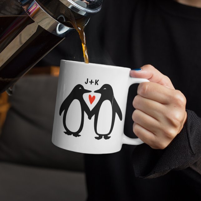 Caneca De Café Pinguins Segurando Mãos Iniciais Personalizadas de (Criador carregado)