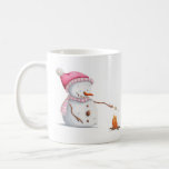 Caneca De Café Pink Christmas Snowman Roasting Marshallows<br><div class="desc">Uma caneca bonita com uma ilustração de um boneco de neve com um chapéu cor-de-rosa e um lenço assando marshmallows. presente de excelente para as próximas férias. Personalize o texto com sua própria mensagem. Ilustrada e projetada por Patricia Alvarez.</div>