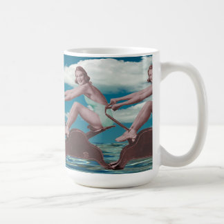 Caneca De Café Pinups do vintage em uma máquina de enfileiramento