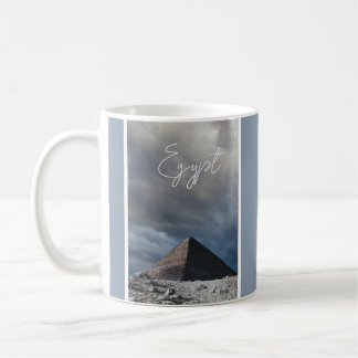 Caneca De Café Pirâmide Antiga com céu tempestuoso, Egito