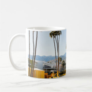 Caneca De Café Piscina de natação perto das palmeiras pela manh