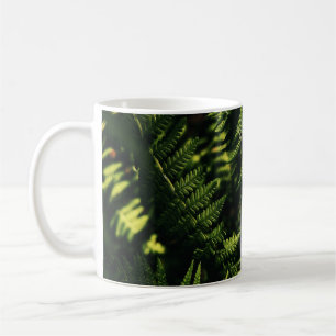 CANECA DE CAFÉ PLANTA GREEN FERN NA FOTOGRAFIA DE FECHAMENTO