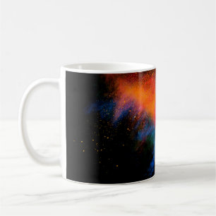 Caneca De Café Pó colorido lançado a preto,