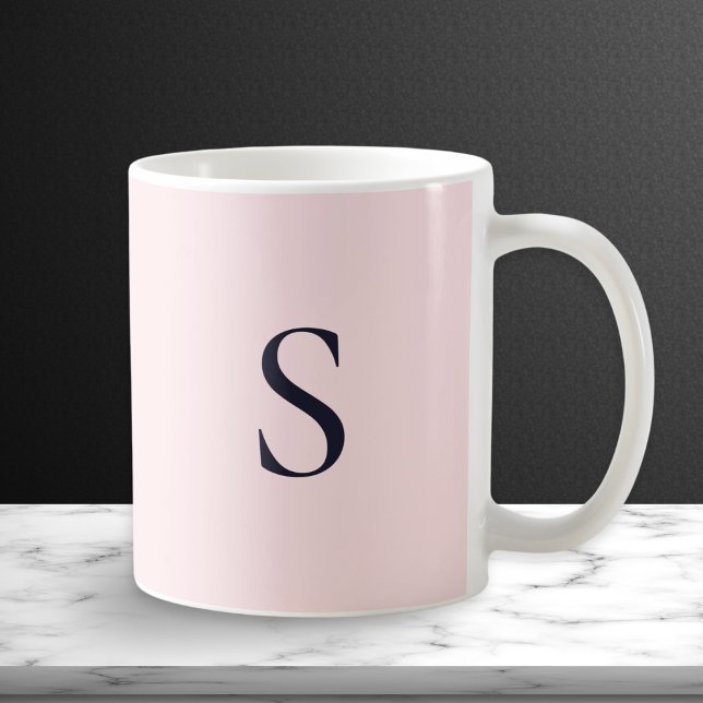 Caneca De Café Pó Rosa Simples Moderno Bonito Monograma (A pretty mug in delicate pale pink, with elegant midnight blue monogram initial on both sides)