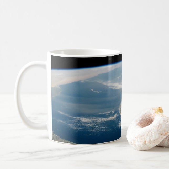 Caneca De Café Poeira Sobre O Mar Mediterrâneo E A Ilha De Chipre (Com Donut)