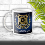 Caneca De Café Policial Protetor Personalizado<br><div class="desc">Guarda-manobras da polícia com um crachá encapotado em uma coroa de ouro,  com personalização. Perfeito para aniversários,  promoções,  graduação ou aposentadoria.</div>