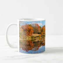 Pond cercado por árvores deciduosas coloridas