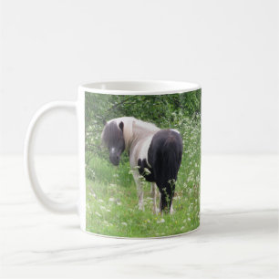 Caneca De Café Pônei Pintado de Preto e Branco na Grama e Flores