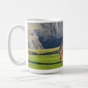 Caneca De Café Pônei Shetland em Pastagem Perto de Falésias Altas