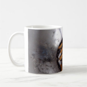 Caneca De Café Pontas de cigarro no cinzeiro de prata dos