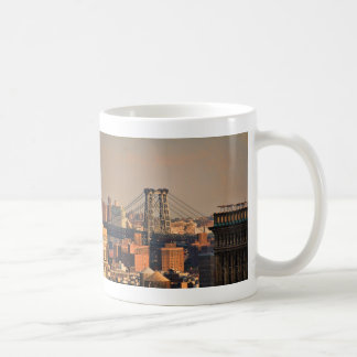 Caneca De Café Ponte NYC de Williamsburg em um dia nebuloso