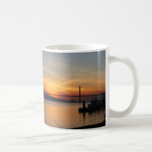 Caneca De Café Ponte sobre o rio Tagus no por do sol