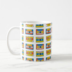 Caneca De Café Pop art 90s padrão perfeito de cassetes musicais. 
