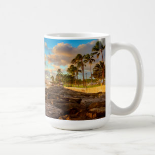 Caneca De Café Por do sol do oceano sobre as rochas e a palma
