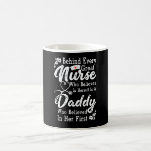 Caneca De Café Por trás de cada grande enfermeira que acredita em
