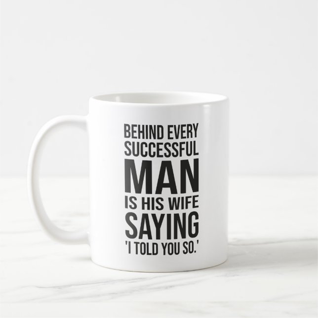 Caneca De Café Por trás de todo homem bem-sucedido está uma espos (Esquerda)