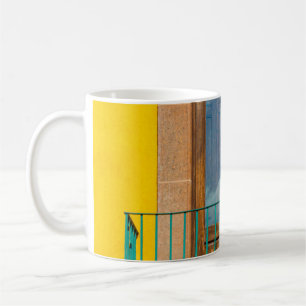 Caneca De Café Porta de madeira azul no edifício de betão amare