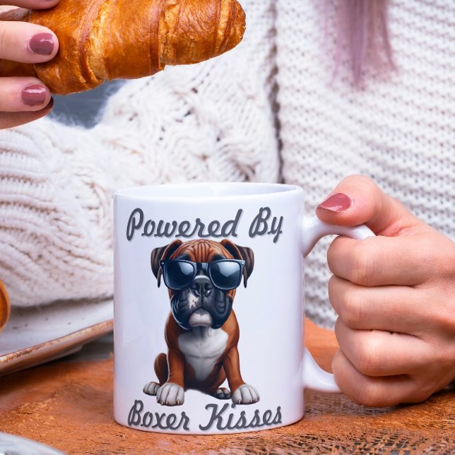Caneca De Café Powered by Boxer Kisses – Funny Boxer Dog Graphic (Criador carregado)