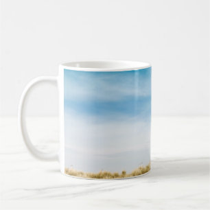 Caneca De Café Prados verdes sob o céu azul