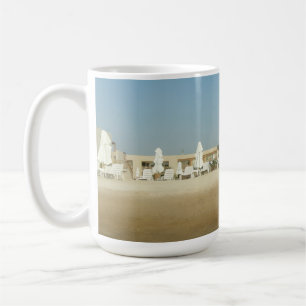 Caneca De Café Praia do Resort Ensolarado com Cadeiras Brancas e