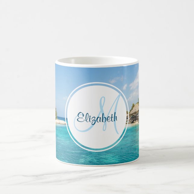 Caneca De Café Praia tropical cêntrica com Monograma de Huts Atin (Centro)