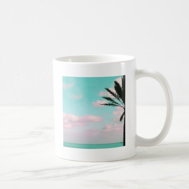 Caneca De Café Praia Tropical, Vista Oceânica, Nuvens Rosa, Palma (Direita)