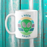 Caneca De Café Preciso De Espaço | Funny Vintage Alienígena Pun<br><div class="desc">As cores são azul,  verde e púrpura com um pôr do sol e face alienígena antigos. Engraçado trocadilho extraterrestre,  "Preciso de espaço."</div>