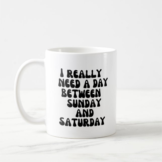 Caneca De Café Preciso de um dia entre domingo e sábado (Esquerda)