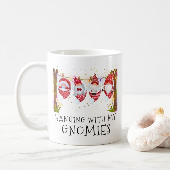 Caneca De Café Prendendo Com Meus Gnomos Um Monograma De Natal En (Com Donut)
