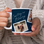 Caneca De Café Presente da família de colagem de fotos Elegante 4<br><div class="desc">Moderno Elegante 4 Colagem de Fotografias,  Gift Giant Coffee Mug. Clique no botão editar para personalizar este design com suas próprias fotos e texto. A cor vermelha de fundo pode ser alterada.</div>