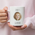 Caneca De Café Presente da vovó personalizada | Face do neto pers<br><div class="desc">Vovó alegre com um presente personalizado e sincero que mostra a foto do rosto de seu neto! Essa manutenção única é perfeita para aniversários, feriados, ou apenas para mostrar o quanto você se importa. Crie um presente pensativo e sentimental que comemora seu amor pela família e torna cada momento inesquecível....</div>