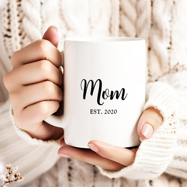 Caneca De Café Presente de Mãe Estabelecida Nova Mãe (Established Mom personalizable monogram name mug with name and year she first became a mom)
