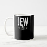 Caneca De Café Presente judeu engraçado para o Bar Mitzvah ou Han<br><div class="desc">Este presente judeu é engraçado para qualquer um que seja apenas um pouco judeu ou talvez meio judeu. Eles podem usar isso em Hanukkah ou Natal como uma piada engraçada enquanto todos os outros têm um suéter de Natal feio. Este engraçado presente judeu diz judeu isca com setas apontando para...</div>