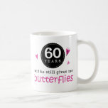 Caneca De Café Presente para a borboleta do 60º aniversário de ca<br><div class="desc">Esse belo par de borboletas com a frase 60 anos e ele ainda me dá borboletas. Faz uma ideia de presente de excelente para um presente de 60 anos de casamento. Faz um presente de 60 anos excelente para ela ou para ele.</div>