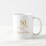 Caneca De Café Presente Personalizado Elegante Moderno de 50º Ani<br><div class="desc">Personalize este elegante e sofisticado presente de aniversário de 50 anos de casamento adicionando os nomes do casal. Seria um presente de aniversário muito apreciado. Meu designer original criou corações entrelaçados que acentuam o moderno texto "50 Anos" em falso dourado. Personalize a tipografia dourada para um caneca de café comemorativa...</div>